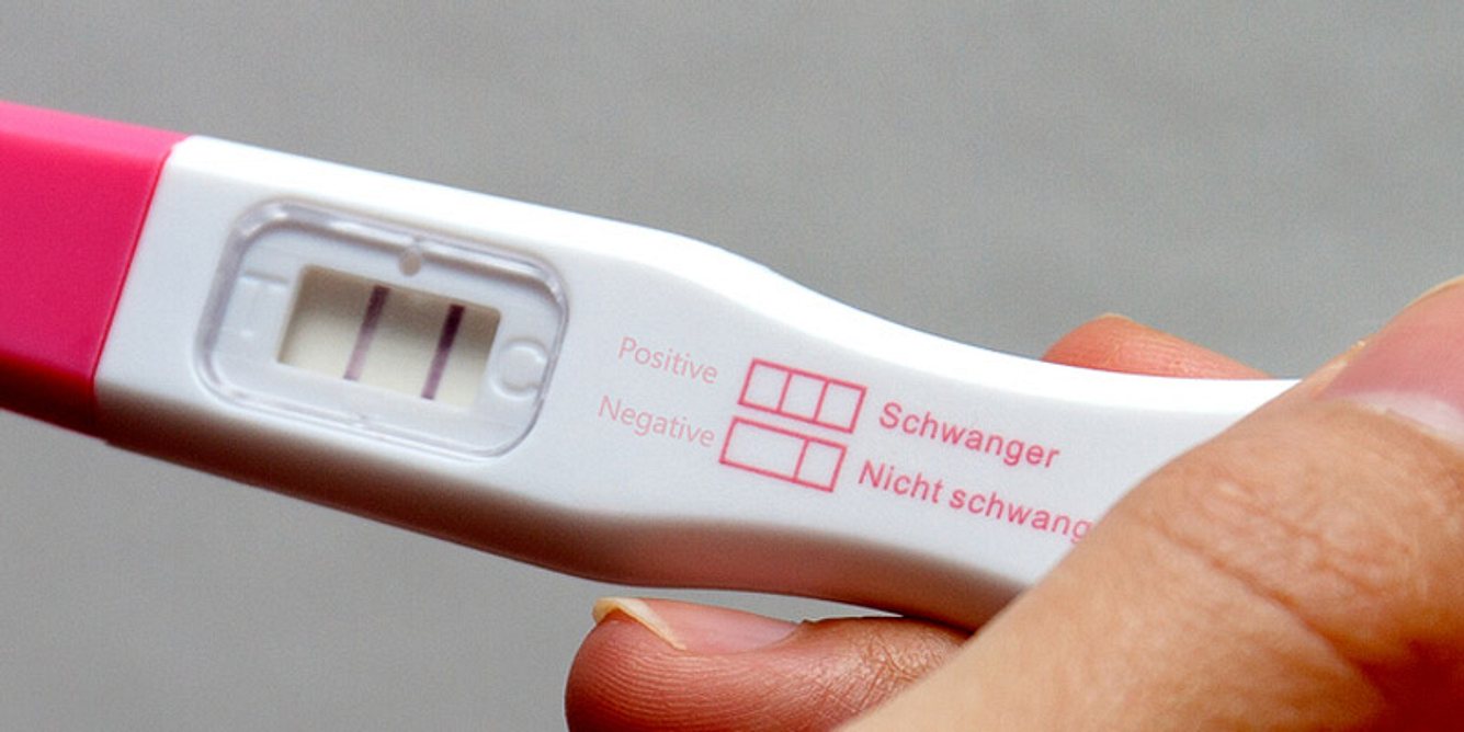 Ein Schwangerschaftstest zeigt ein positives Ergebnis an