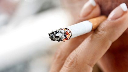 Frau zieht an einer Zigarette. - Foto: iStock/Juanmonino