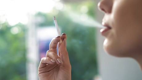 Eine Frau beim Rauchen einer Zigarette - Foto: istock_Panksvatouny