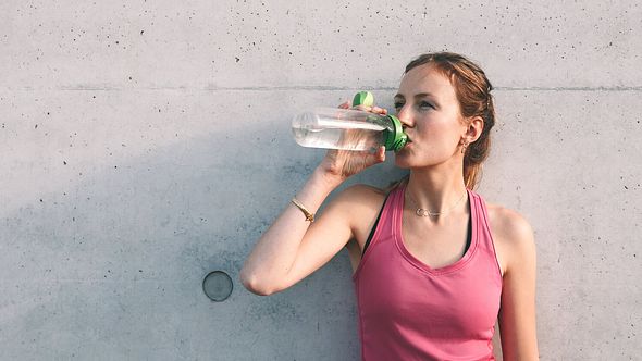 Eine Frau trinkt in einer Trainingspause Wasser - Foto: istock_golero