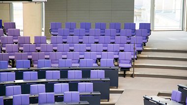 Der Plenarsaal des deutschen Bundestags - Foto: istock_dstaerk