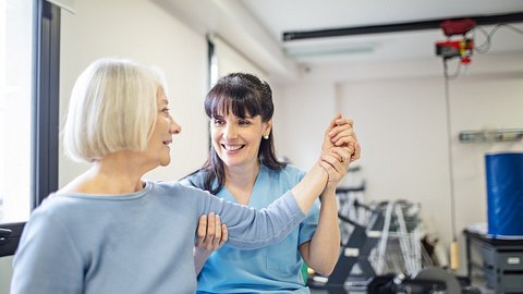 Frau hilft Seniorin bei der Haltung - Foto: CasarsaGuru/iStock