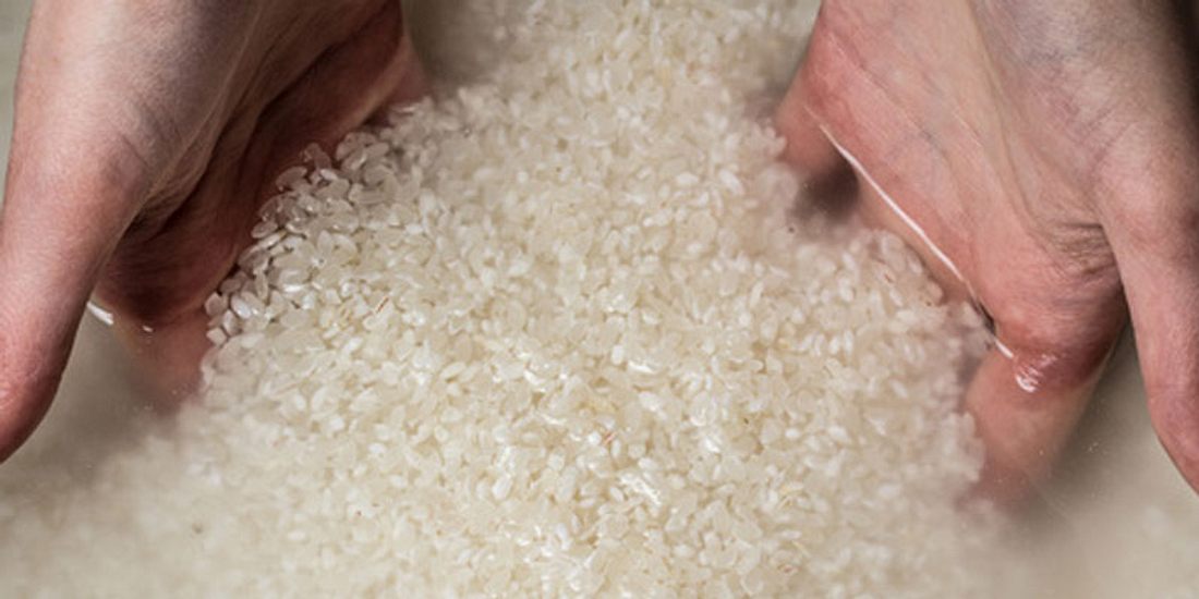 Reis wird gewaschen