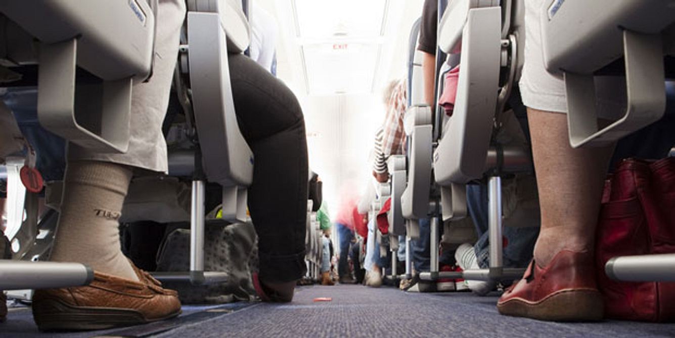 Langes Sitzen auf Reisen ist schlecht für die Venen – es besteht erhöhtes Thromboserisiko. Stützstrümpfe, ausreichend trinken und viel Bewegung beugen Blutgerinnseln vor