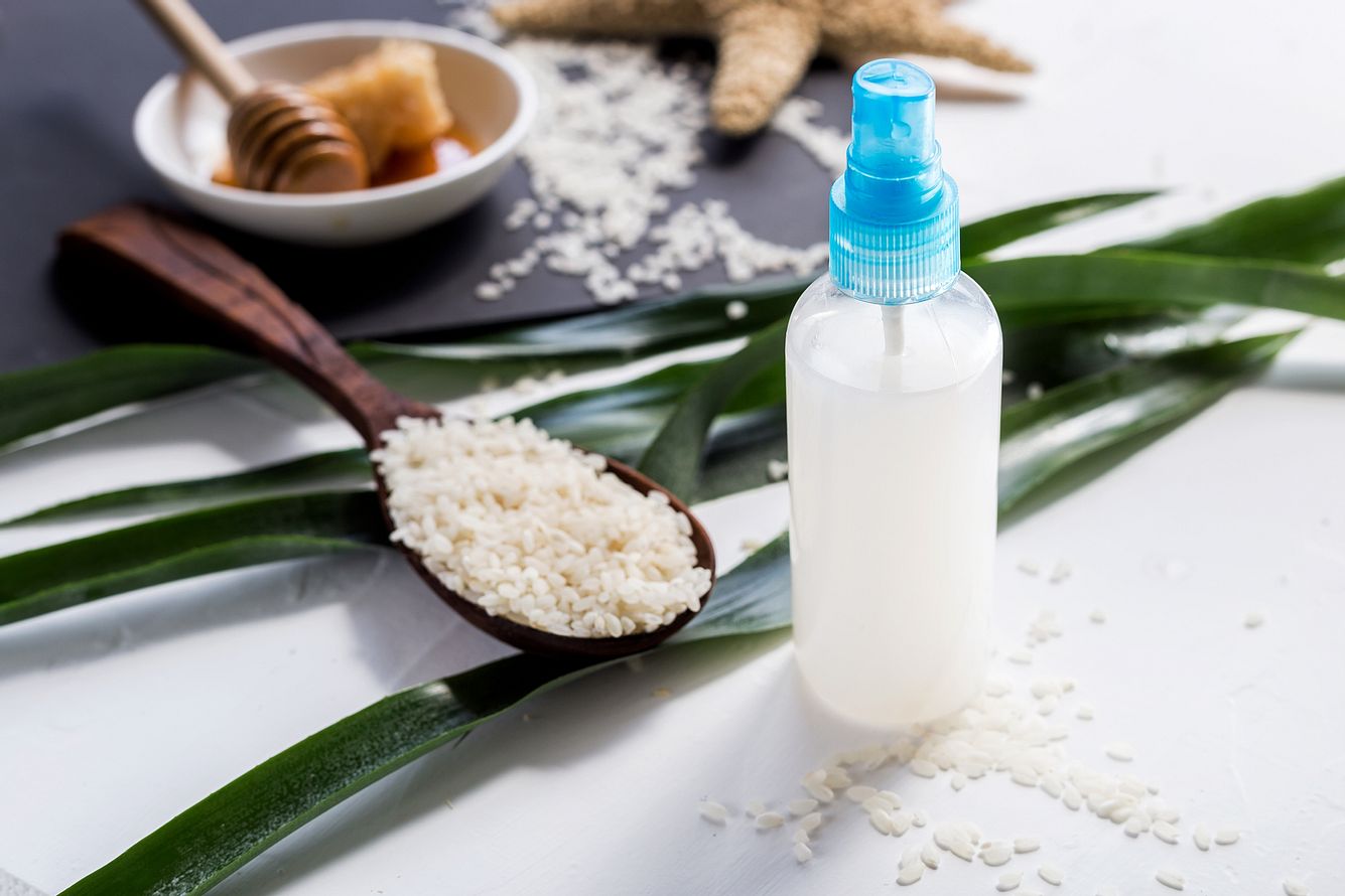 Sprühflasche mit Reiswasser für die Haare