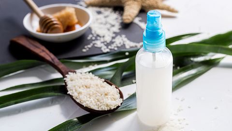 Sprühflasche mit Reiswasser für die Haare - Foto: iStock/5./15 WEST