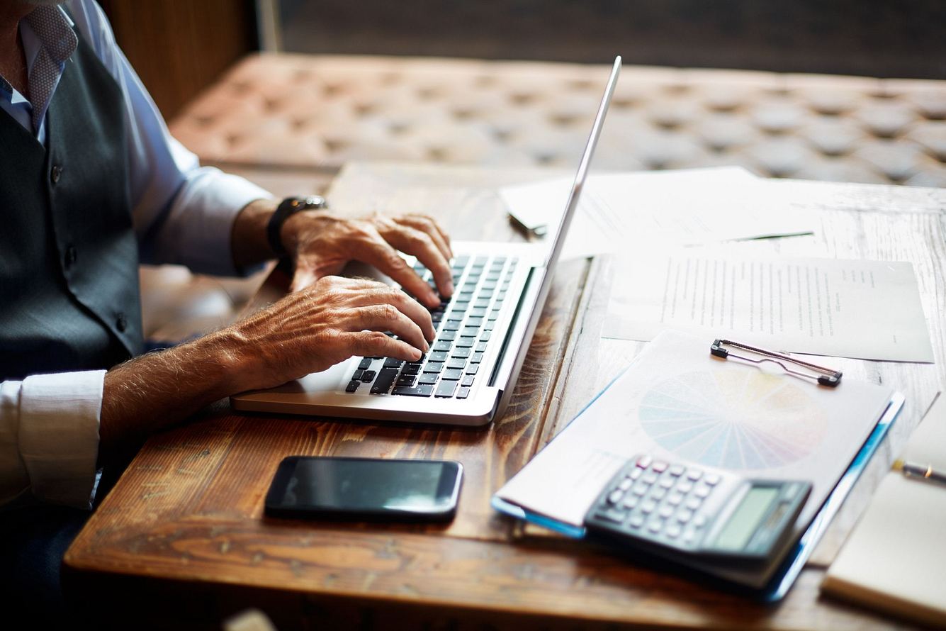 rente-sterberisiko Person arbeitet am Computer