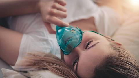 Frau im Bett - Foto: iStock/branimir76