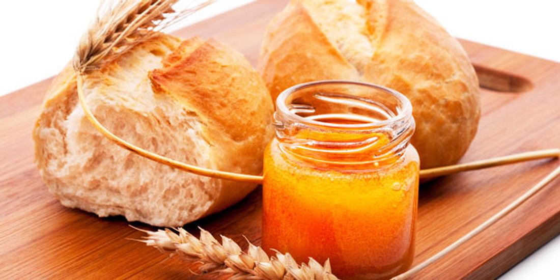 Brötchen und Manuka-Honig
