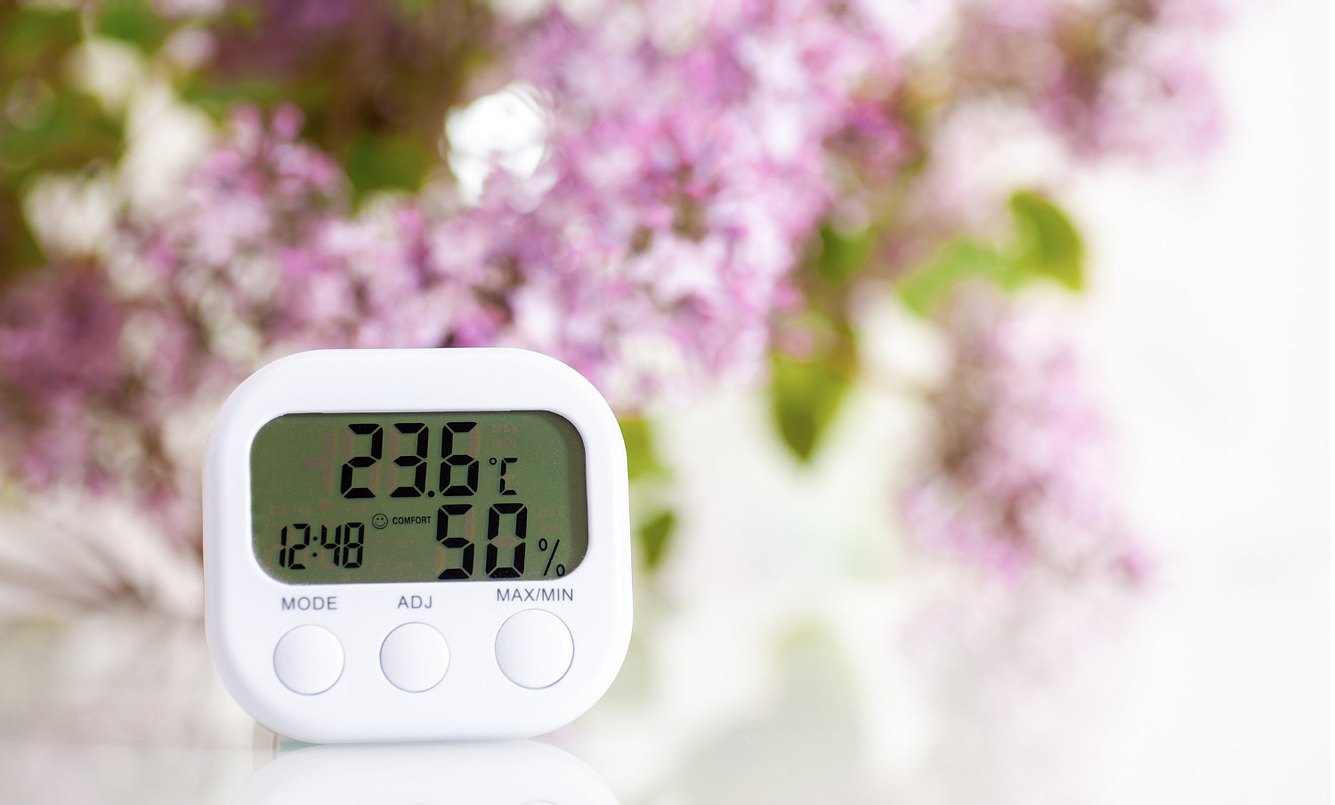 Richtig heizen und lüften: Ein Hygrometer zeigt die Luftfeuchtigkeit an.