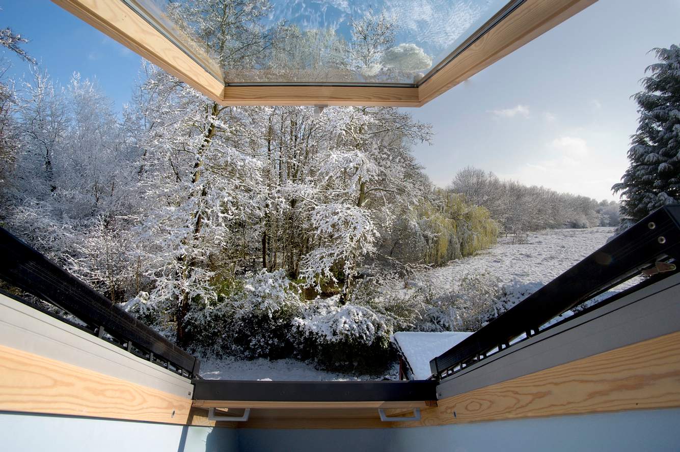 Geöffnetes Fenster von innen, Blick auf Winterlandschaft