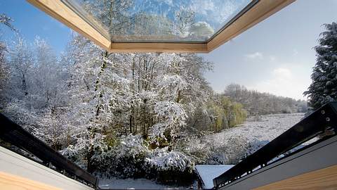 Geöffnetes Fenster von innen, Blick auf Winterlandschaft - Foto: iStock-172751025 kodachrome25
