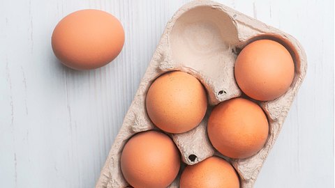 Eine Schachtel mit braunen Eiern - Foto: iStock_Михаил Руденко