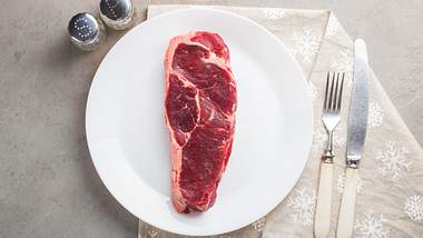 Rohes Rindfleisch auf einem Teller - Foto: iStock / vasiliybudarin
