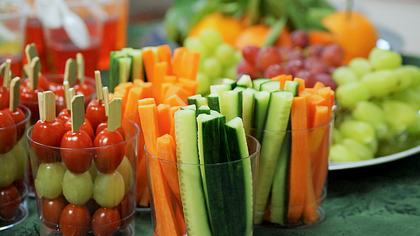 Gurken, Möhren, Tomaten und Weintrauben zum Snacken in Gläsern und auf Tellern - Foto: iStock-1095702666 phillyskater