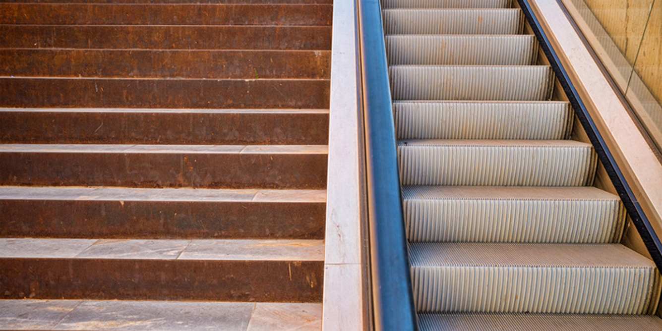 Treppe und Rolltreppe