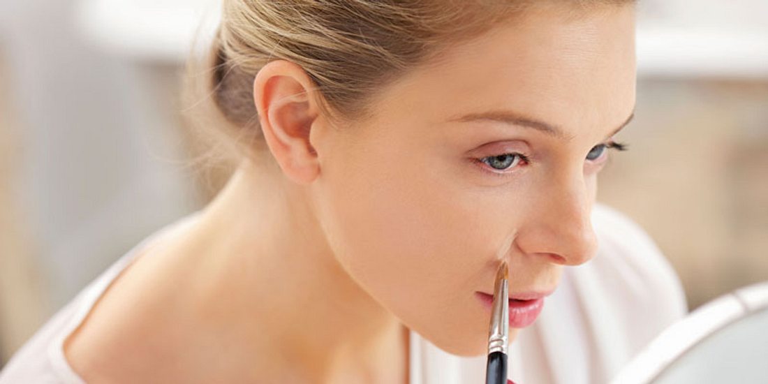 Frau grundiert Rosacea