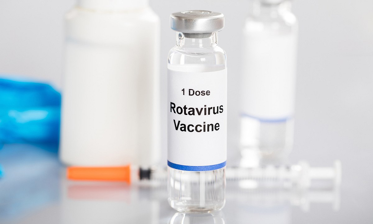 Rotavirus Impfstoff  mit den verschiedenen Utensilien wie die Spritze und anderen Flaschen auf einer durchsichtigen Fläche