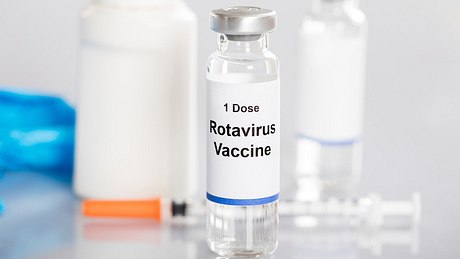 Rotavirus Impfstoff  mit den verschiedenen Utensilien wie die Spritze und anderen Flaschen auf einer durchsichtigen Fläche - Foto: iStock/andreypopov_