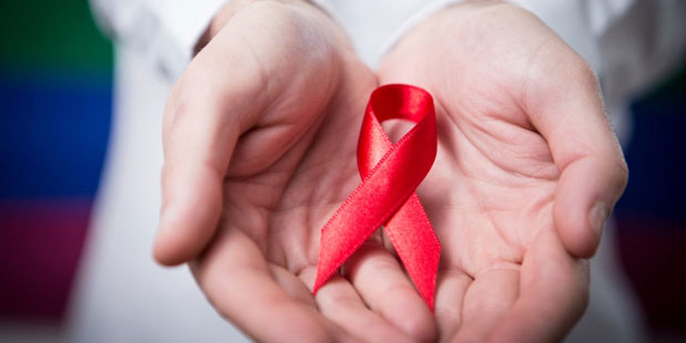 Rote Aids-Schleife als Symbol gegen Aids