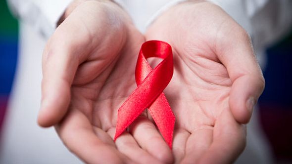 Rote Aids-Schleife als Symbol gegen Aids - Foto: Fotolia