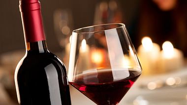 Rotwein schützt die Gelenke bei Rheuma - Foto: Fotolia
