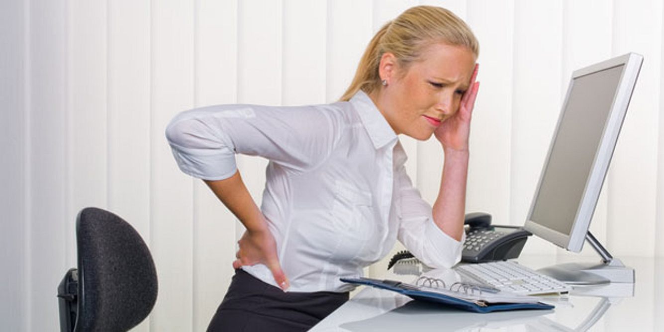 Ein Alarmzeichen: Immer wieder Rückenschmerzen, die verstärkt an den Tagen vor der Menstruation auftreten. Hier könnte ein gynäkologischer Auslöser vorliegen – vom Frauenarzt abklären lassen!