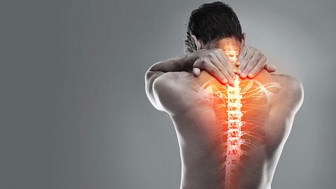 Rückenschmerzen beim Mann - Foto: istock/Yuri_Arcurs
