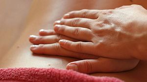 Massage gegen Rückenschmerzen - Foto: Fotolia