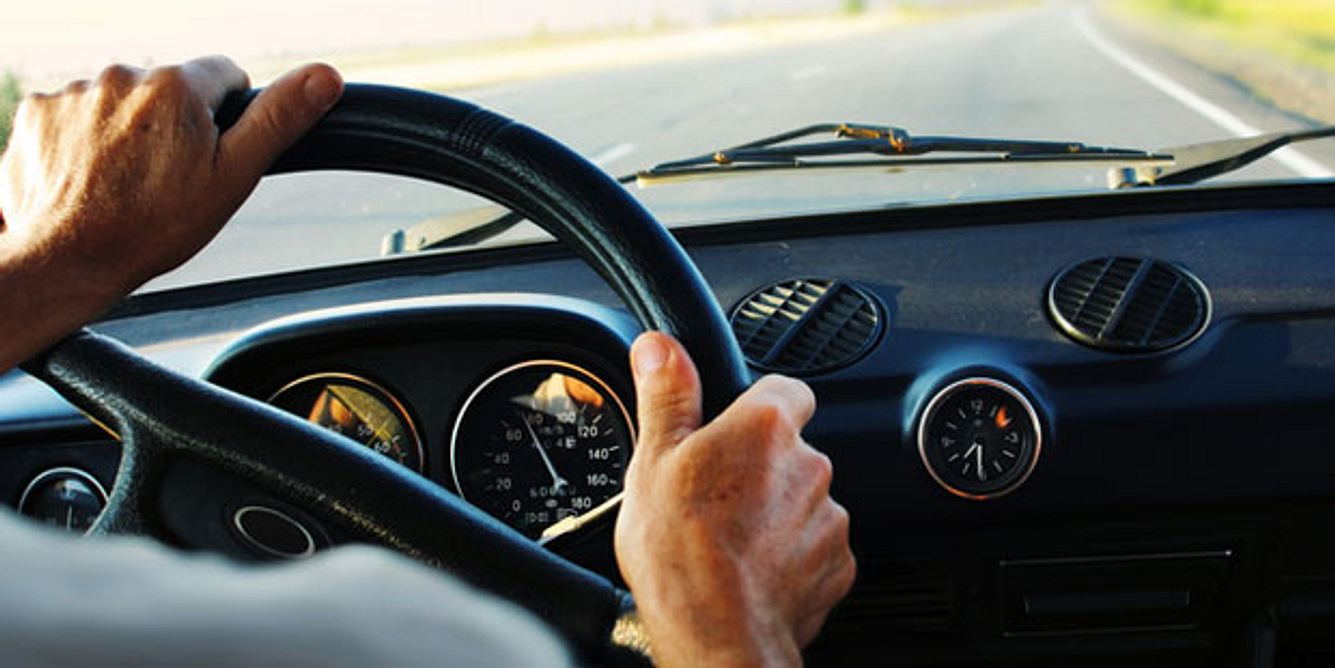 Langes Autofahren kann Rückenschmerzen verursachen