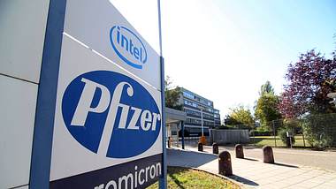 Schild der Firma Pfizer - Foto: IMAGO/Jan Huebner