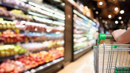 Einkaufswagen im Supermarkt - Foto: iStock/Kwangmoozaa
