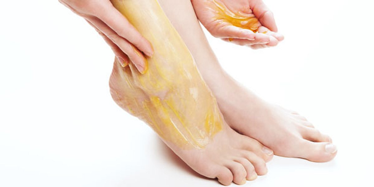Salben bleiben oft nicht lange genug auf der Haut, um Zerrungen zu heilen. Bei Salbenverbänden wird der Wirkstoff hingegen über einen längeren Zeitraum wirkungsvoll abgegeben