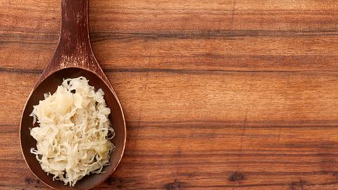 Sauerkraut auf einem Holzlöffel - Foto: istock_FotografiaBasica