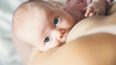 Baby an der Brust - Foto: istock/nataliaderiabina
