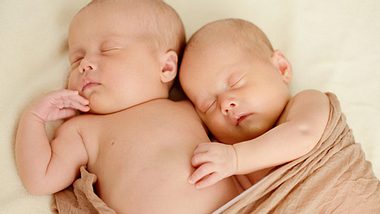Zwei Zwillingsbabys schlafen nebeneinander - Foto: Fotolia