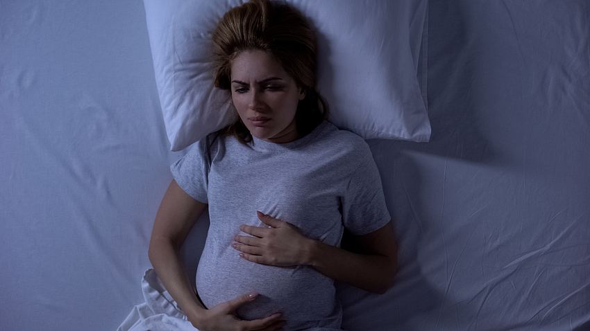 Schwangere Frau kann nicht schlafen - Foto: iStock/Motortion