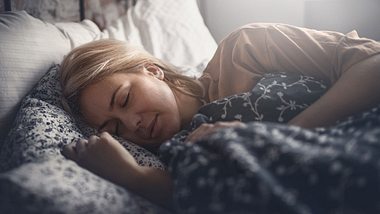 Eine Frau schläft im Bett - Foto: Aja Koska/iStock