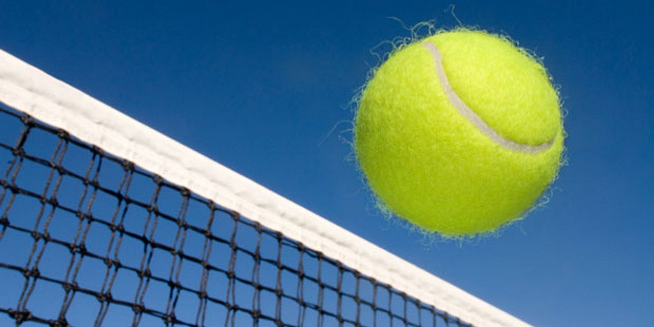 Sportarten wie Tennis führen häufig zu einer Schleimbeutelentzündung