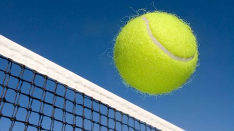 Sportarten wie Tennis führen häufig zu einer Schleimbeutelentzündung - Foto: Fotolia