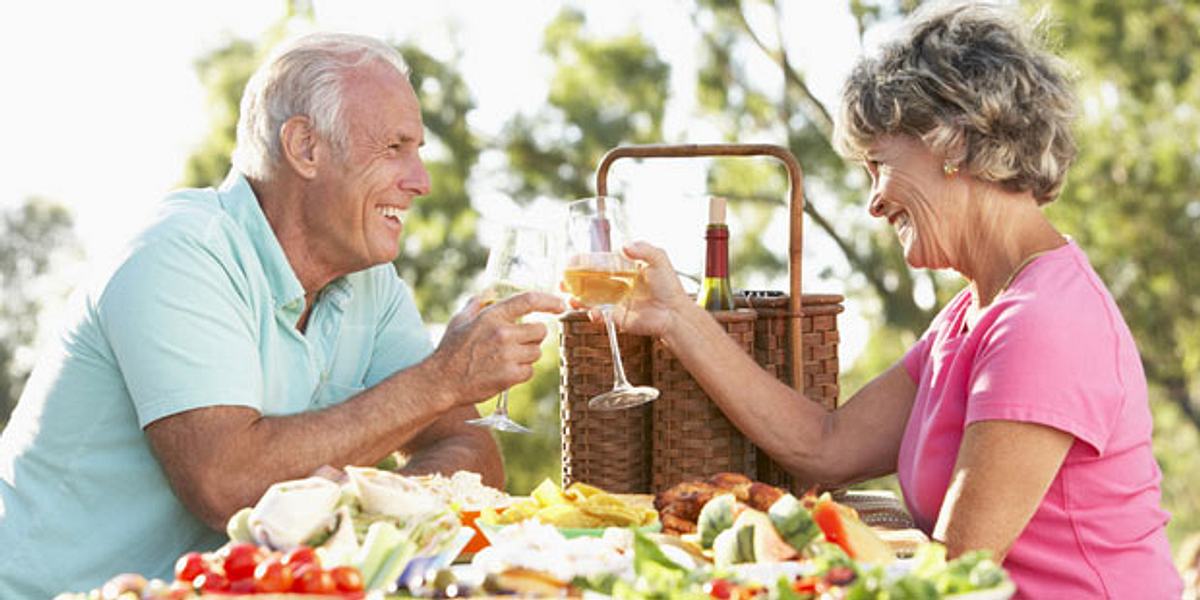 Älteres Ehepaar mit Schluckbeschwerden beim Picknick