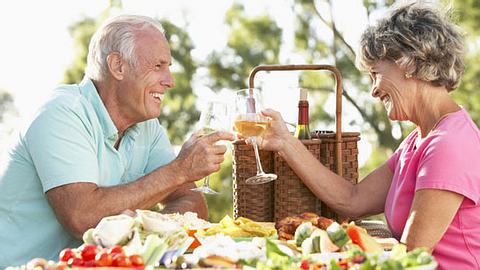 Älteres Ehepaar mit Schluckbeschwerden beim Picknick - Foto: Fotolia