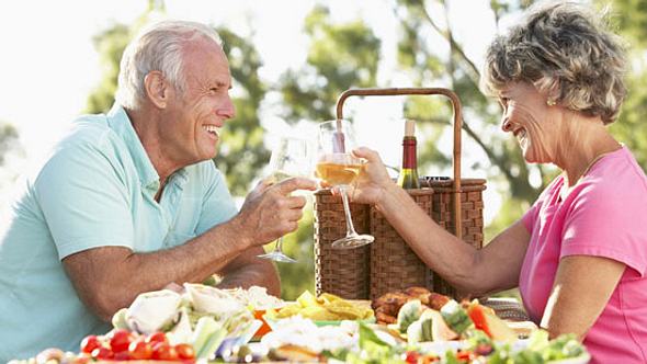 Älteres Ehepaar mit Schluckbeschwerden beim Picknick - Foto: Fotolia