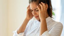 Frau hat Kopfschmerzen - Foto: iStock/bymuratdeniz