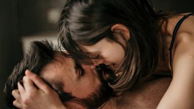 Eine Frau liegt auf einem Mann beim Sex - Foto: iStock / Studio4
