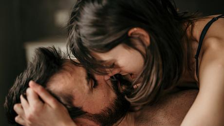 Eine Frau liegt auf einem Mann beim Sex - Foto: iStock / Studio4