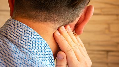 Schmerzen hinter dem Ohr können verschiedene Ursachen haben. - Foto: iStock/Shidlovski