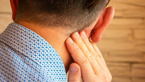 Mann hat Schmerzen hinter dem Ohr - Foto: iStock/Shidlovski