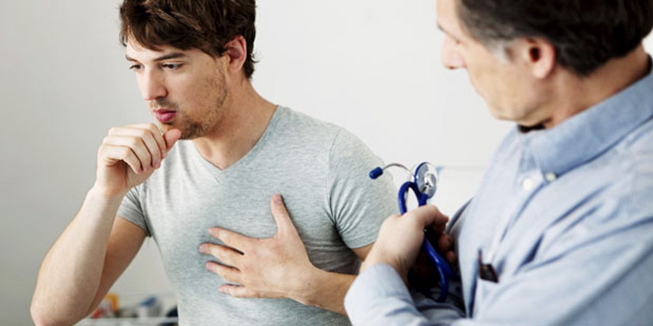 Mann Husten und Schmerzen in der Brust bei COPD und Alpha-1-Mangel