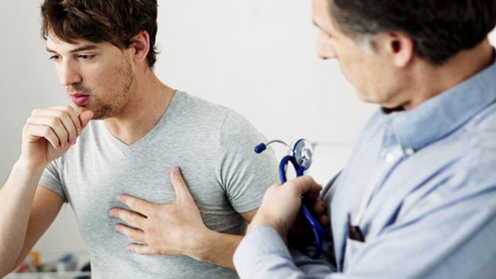 Mann Husten und Schmerzen in der Brust bei COPD und Alpha-1-Mangel - Foto: shutterstock